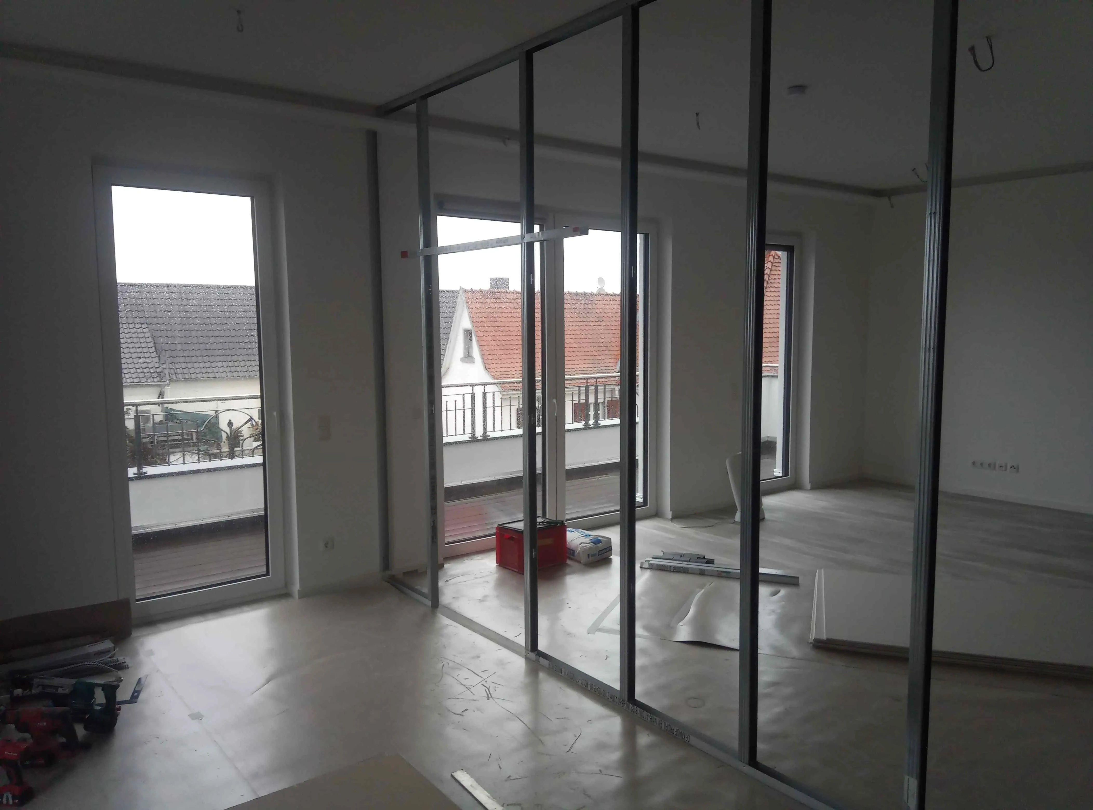 Innenausbau mit neuen bodentiefen Fenstern und Metallständerwand