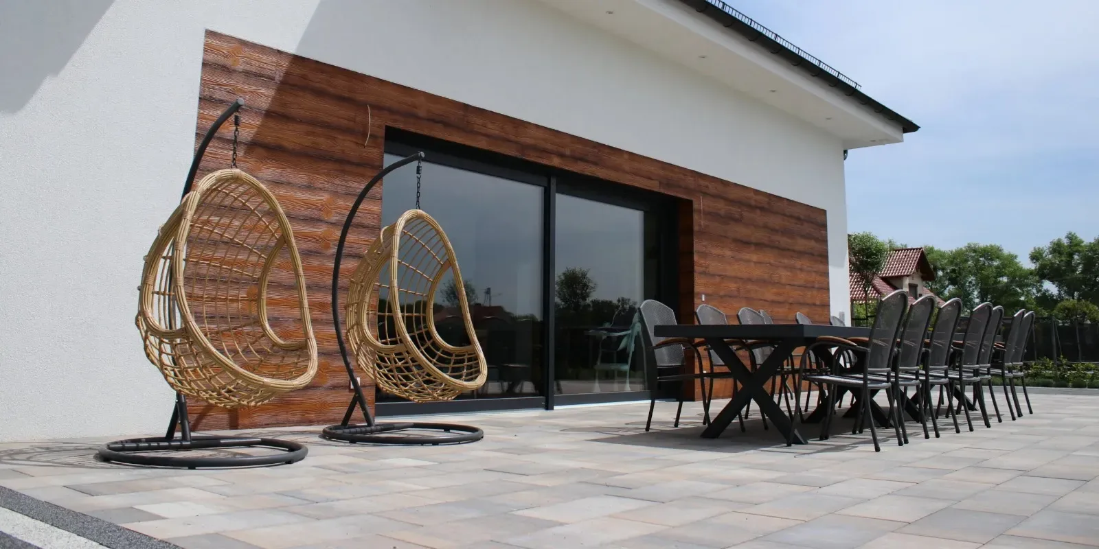 Grosse Fensterfront zur Terasse in Schwarz mit Schiebetür