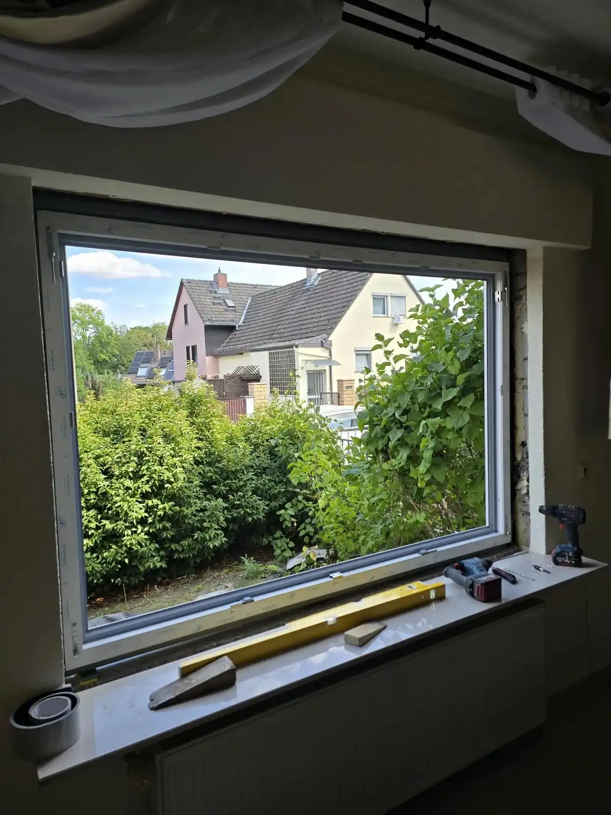 Fenster wird im Bestand fachgerecht montiert